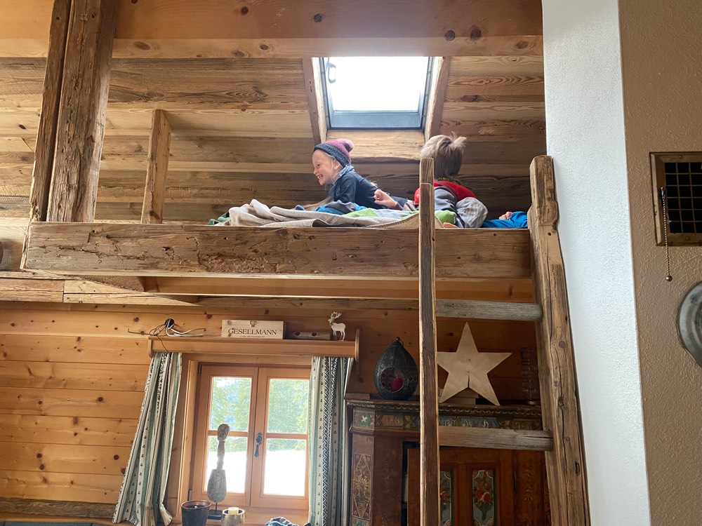 In der Hütte: altes Holz und handgefertigte Details