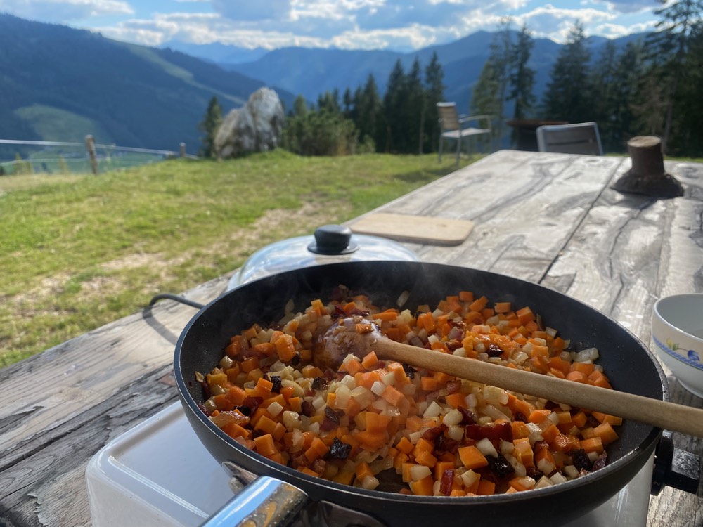 Gemeinsam gekochtes Mittagessen, draußen serviert
