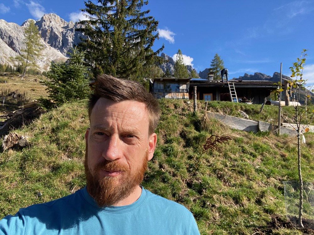Randolf Speigner, dein Gastgeber, an der Hütte