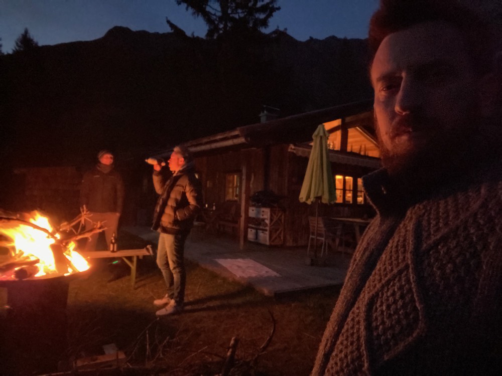 Dämmerung an der Hütte, das Feuer brennt