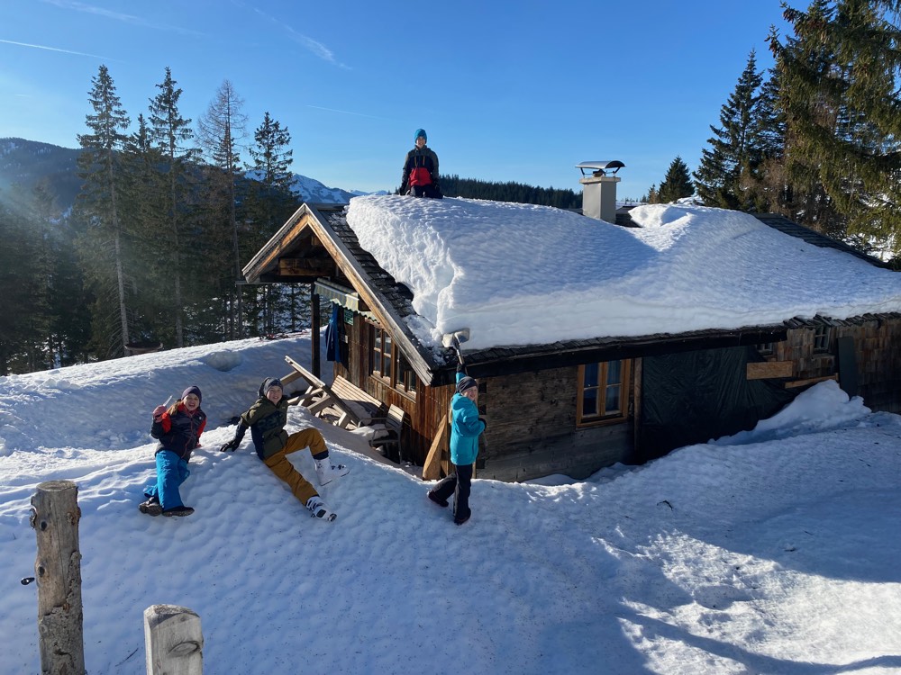 Winter an der Hütte, Gäste im Schnee