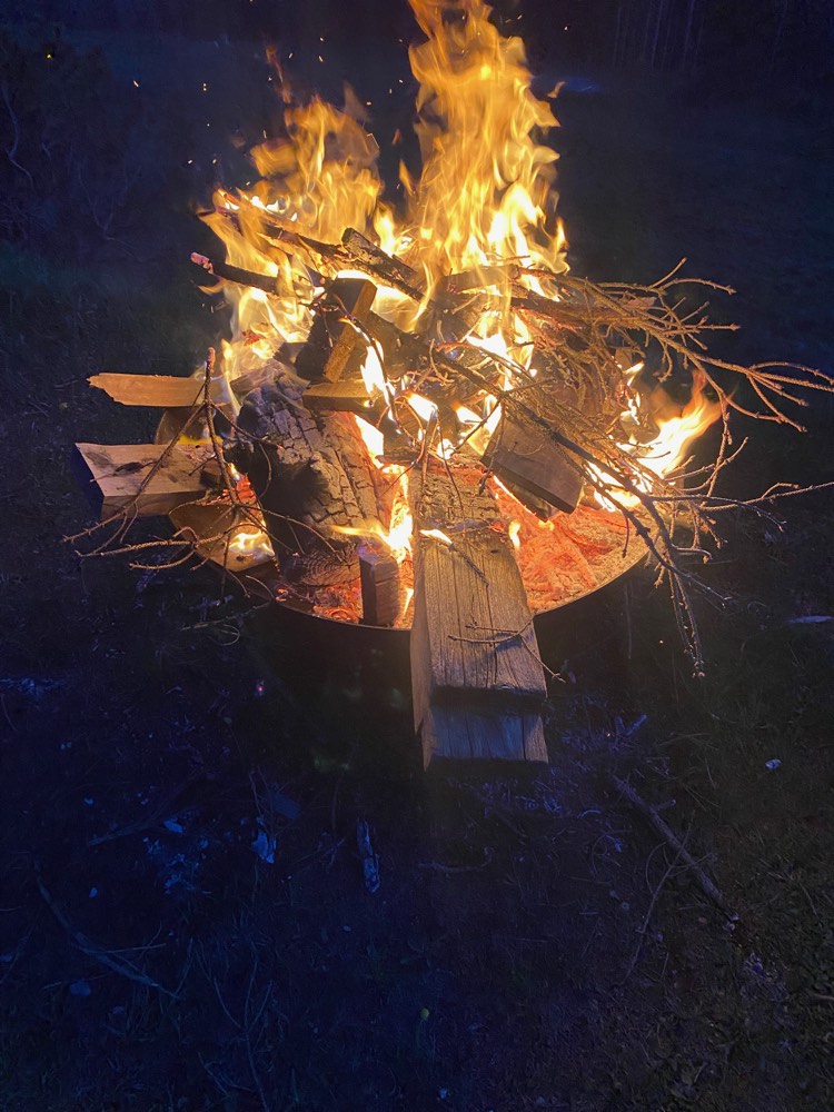 Feuerschein in der Nacht