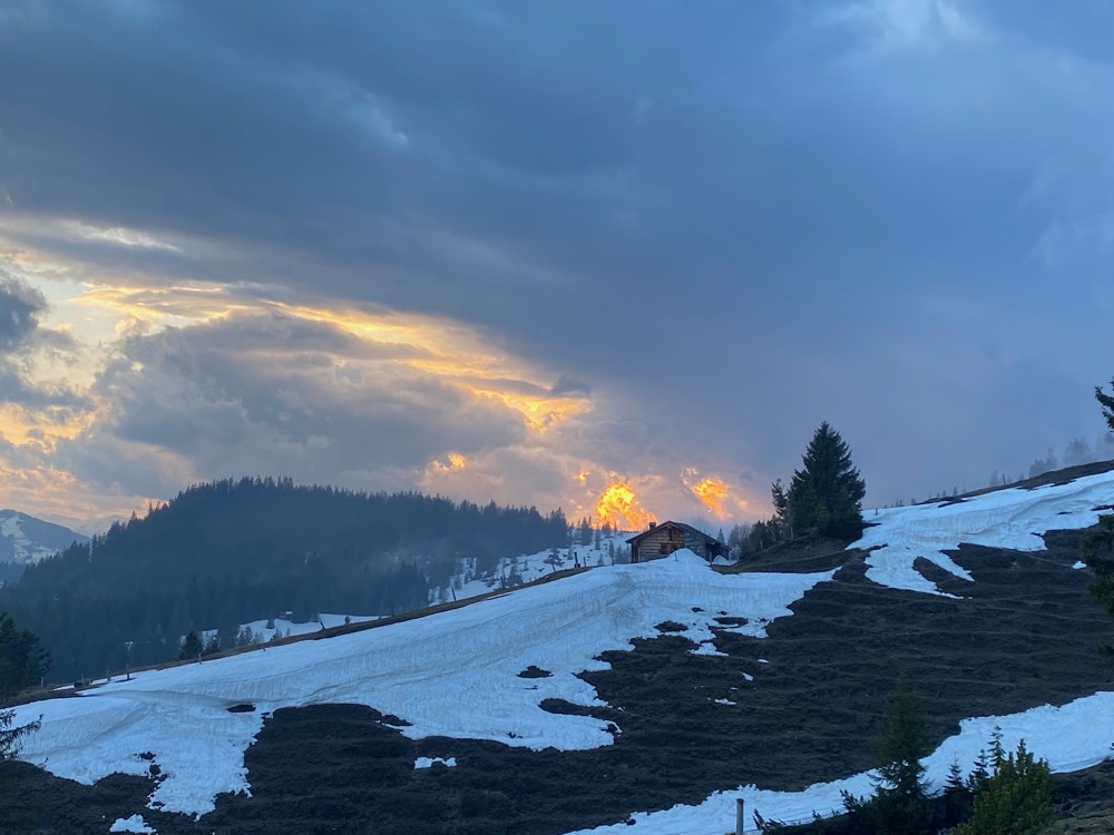 Sonnenuntergang über dem verschneiten Grat