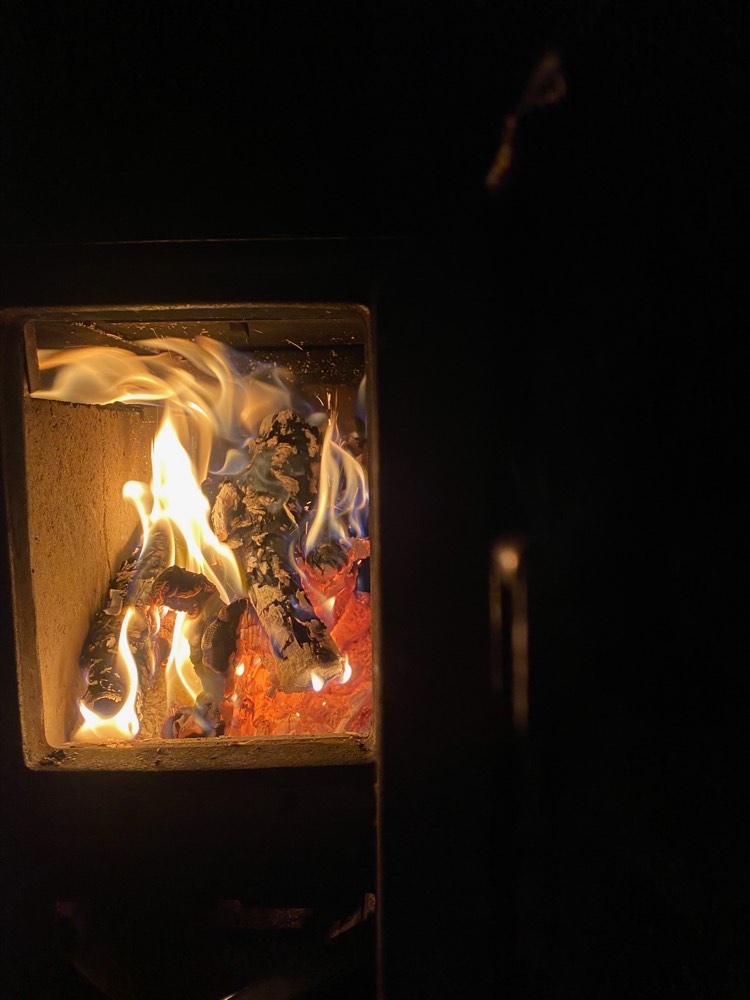 Feuer im offenen Kamin