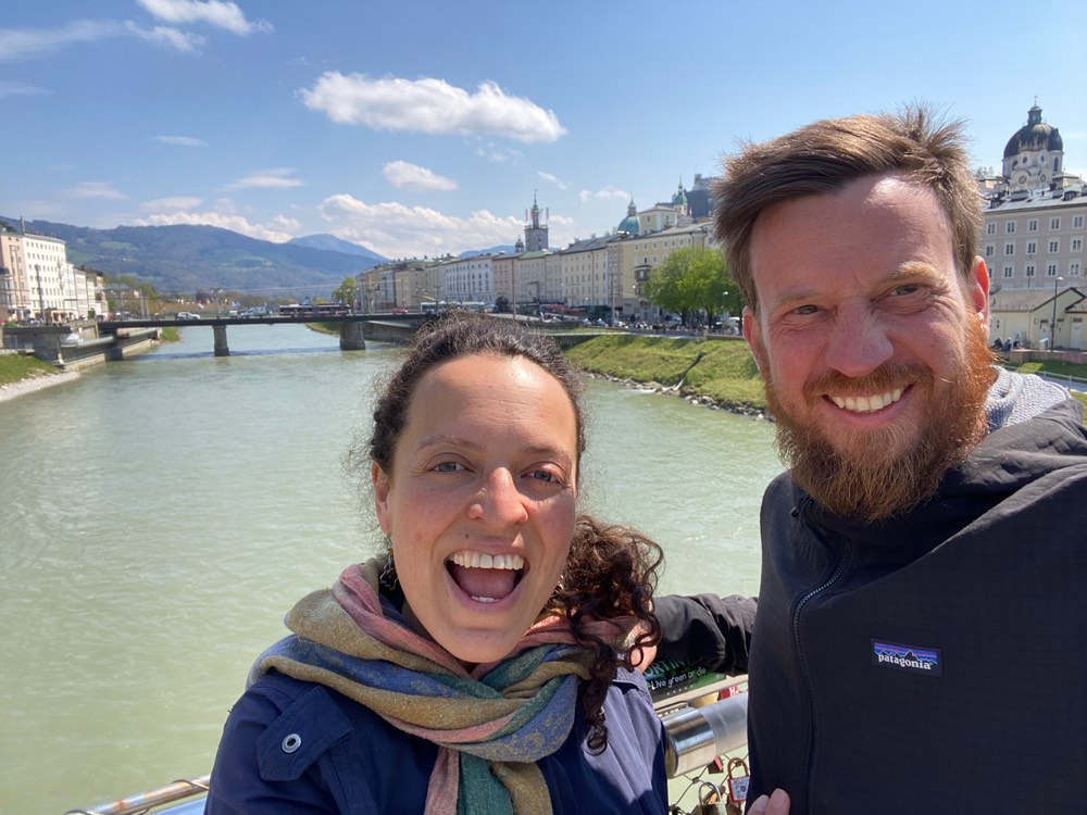 Ein Ausflug ins Tal: am Fluss in der Stadt