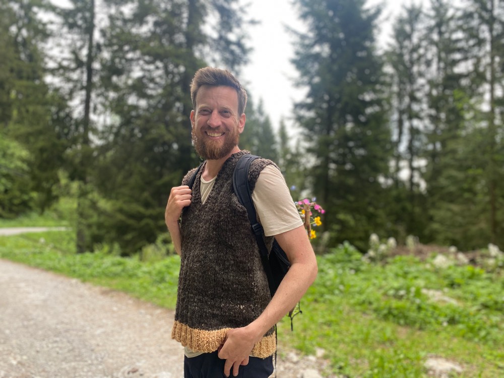 Wandern auf einem Waldweg nahe der Alm
