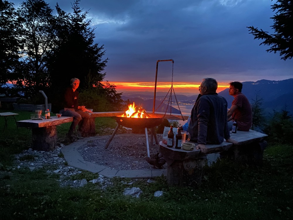 Abendfeuer mit Blick über das Tal