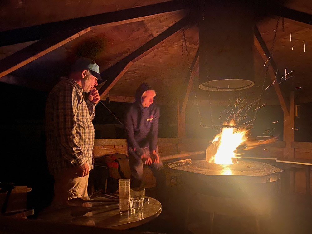 Am offenen Feuer unter dem Vordach